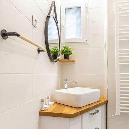 Lovely -center Of * פריז